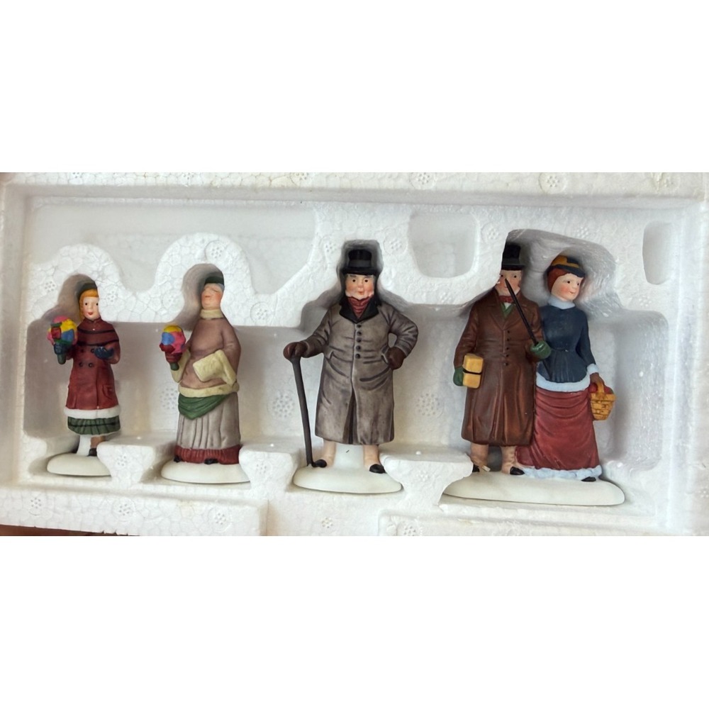 Dept 56 Dickens Village Chelsea Lane Shoppers Set of 4 Porcelain Accessories 581